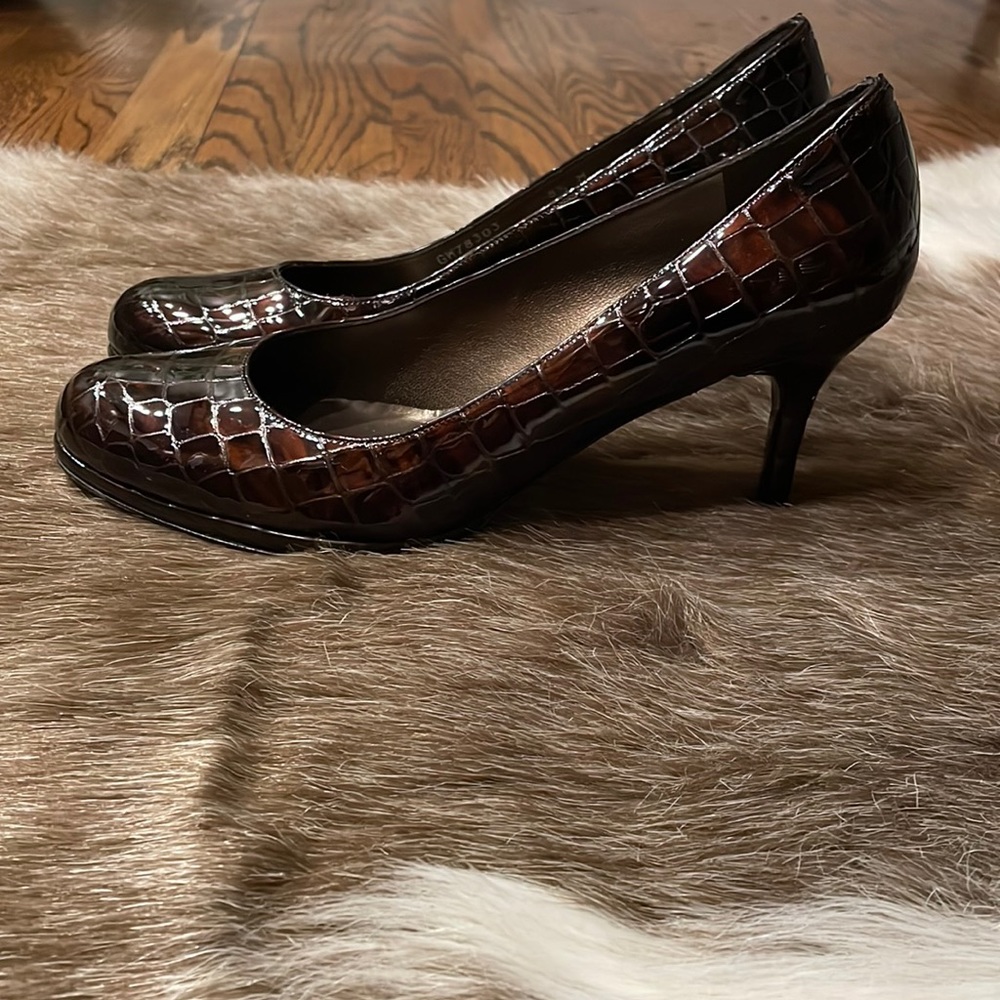 STUART WEITZMAN patent leather heels animal print